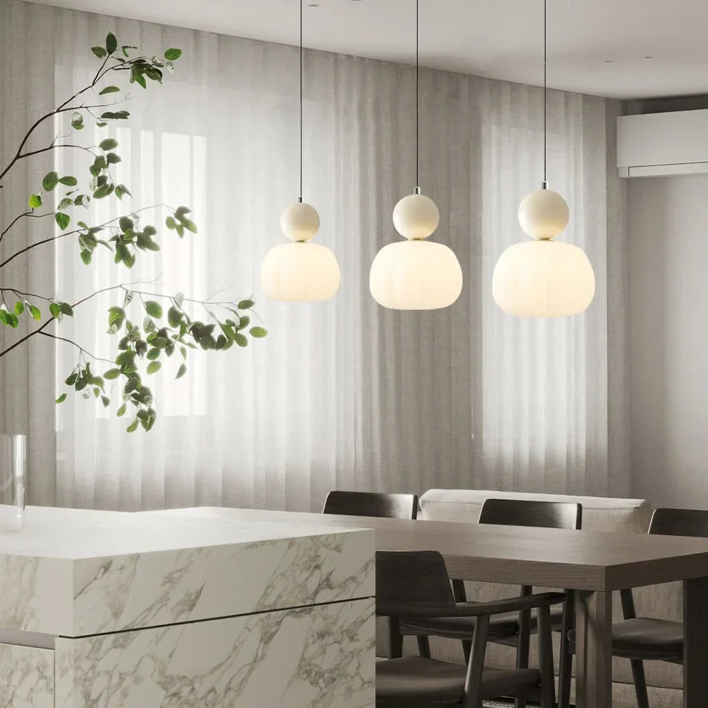 Elegante Pendelleuchte im cremefarbenen Art Deco Stil