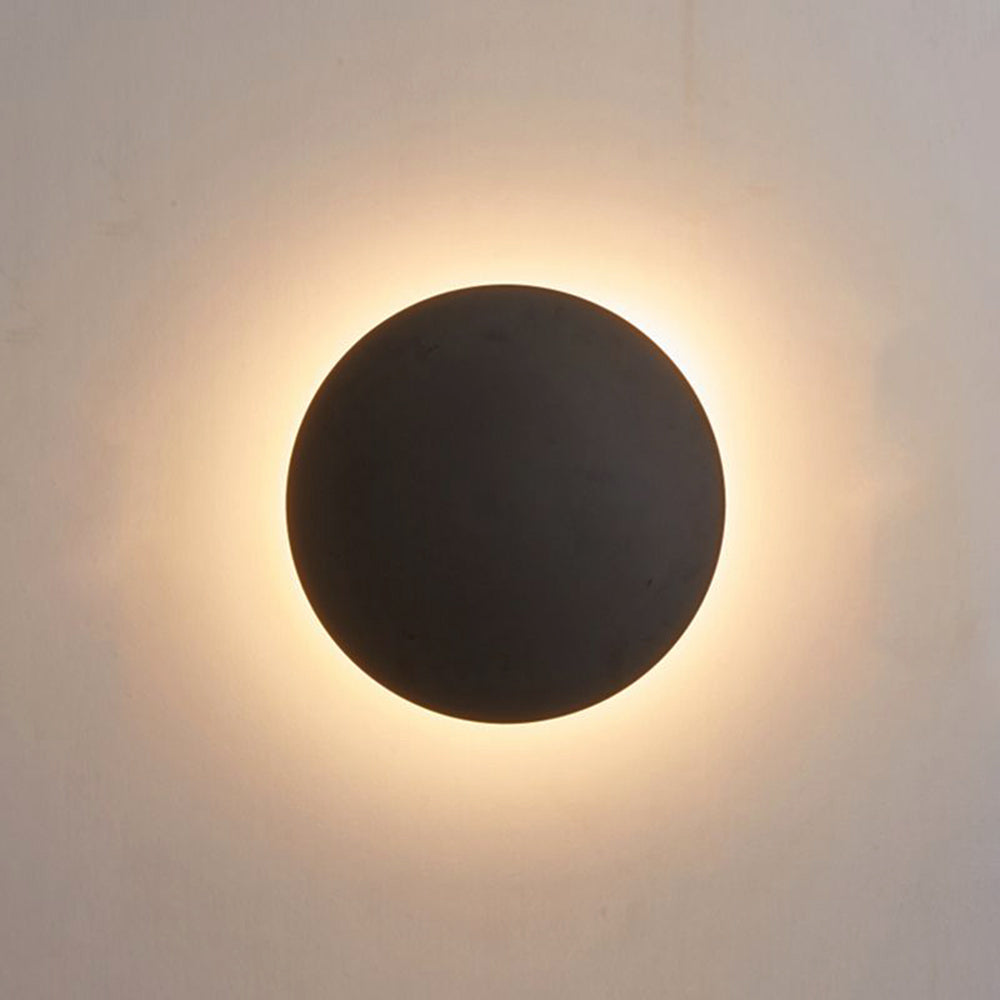 Moderne Runde LED-Wandleuchte mit Metall-Finish