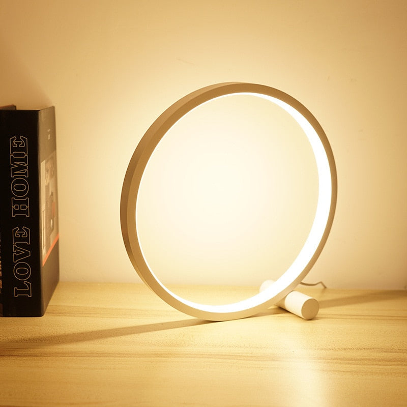 Moderne Tischlampe mit Touch-Funktionalität und Energieeffizienz