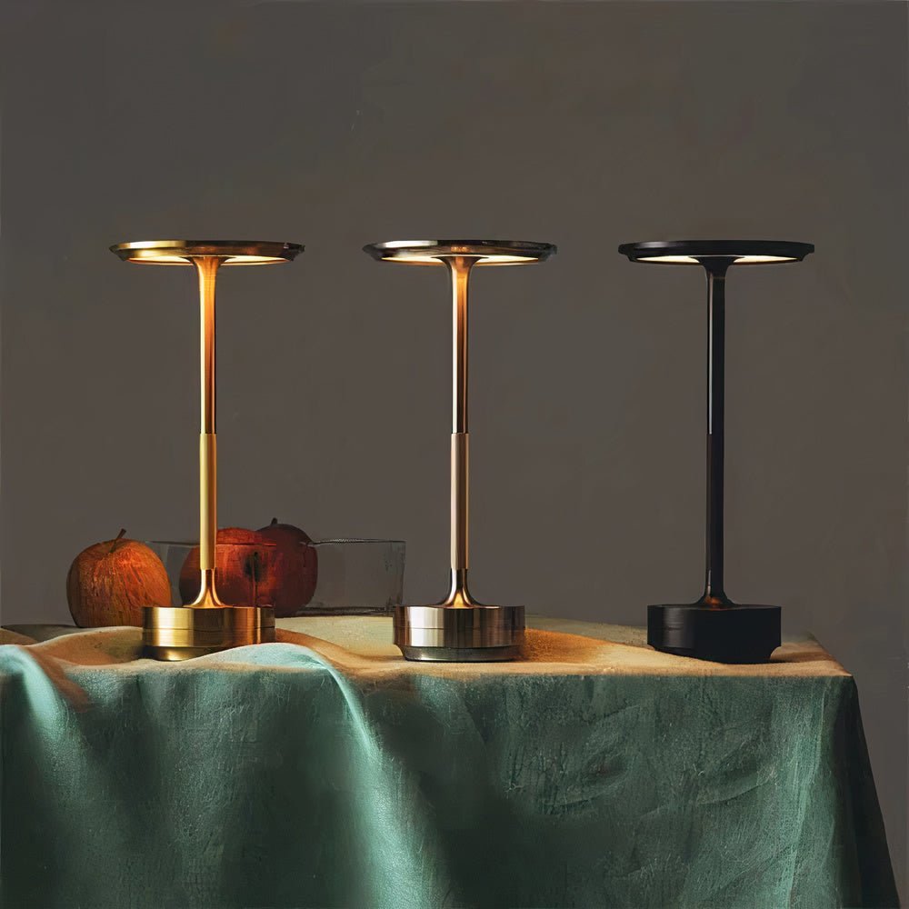 Minimalistische Tischlampe mit Warmem Licht und Elegantem Design