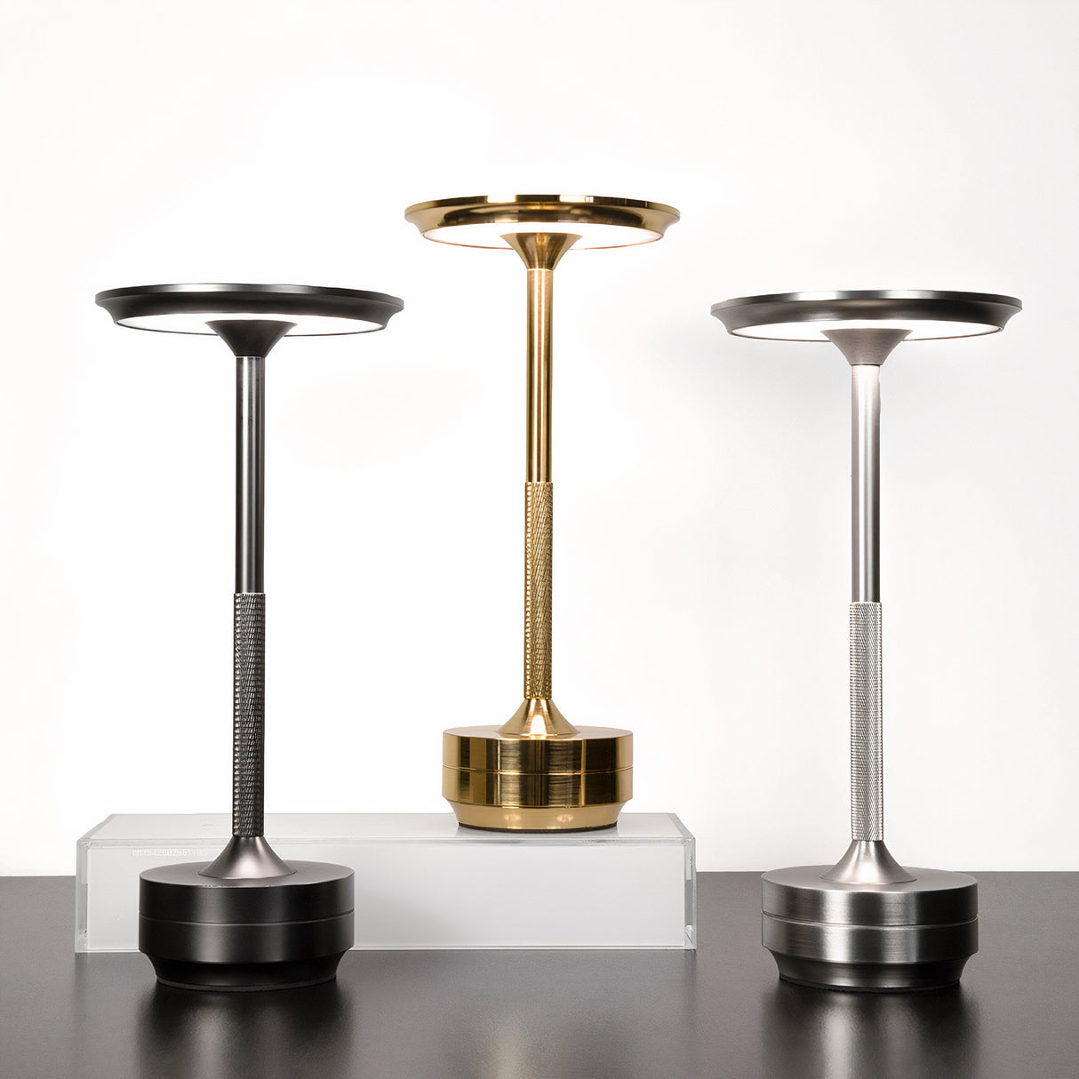 Minimalistische Tischlampe mit Warmem Licht und Elegantem Design