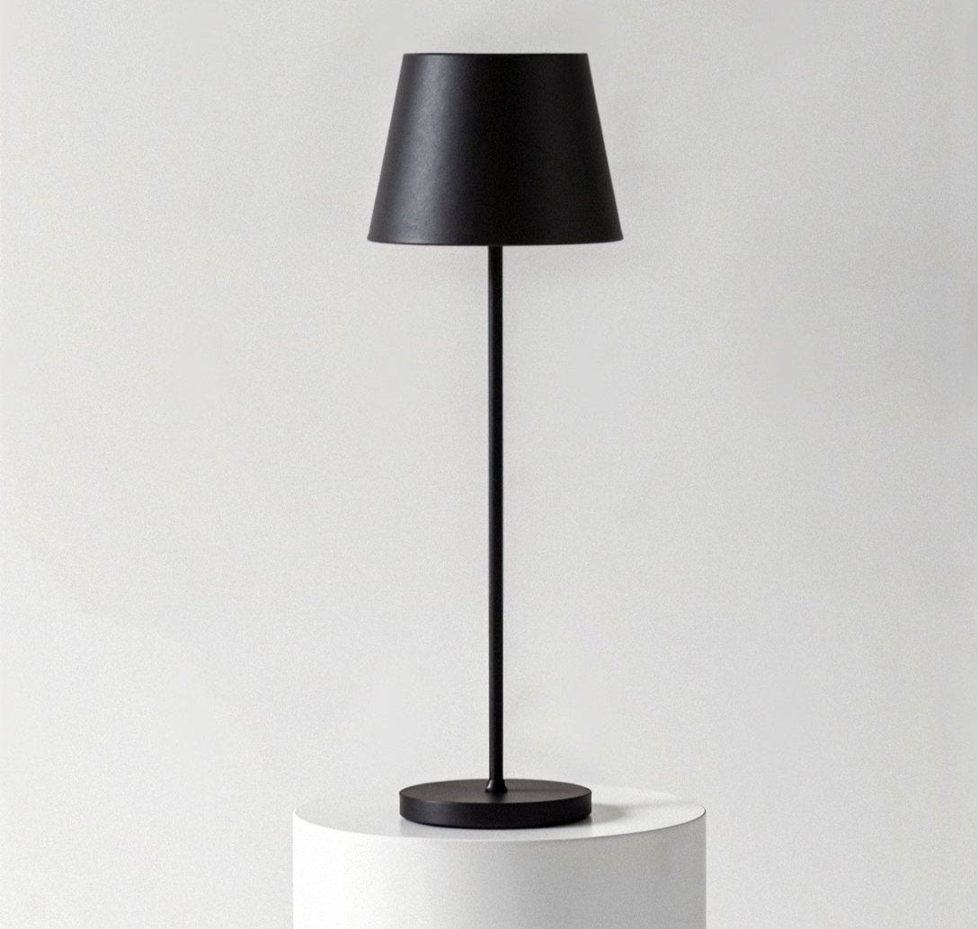 Minimalistische Hohe Tischlampe mit Warmem LED Licht