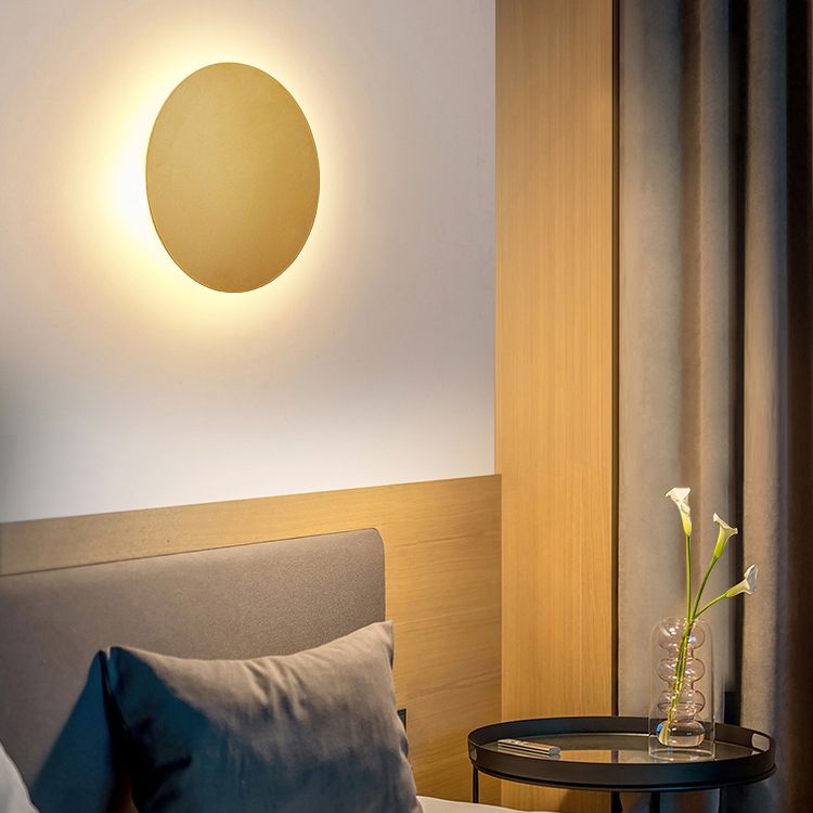 Moderne Runde LED-Wandleuchte mit Metall-Finish