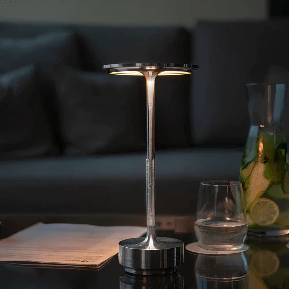 Minimalistische Tischlampe mit Warmem Licht und Elegantem Design