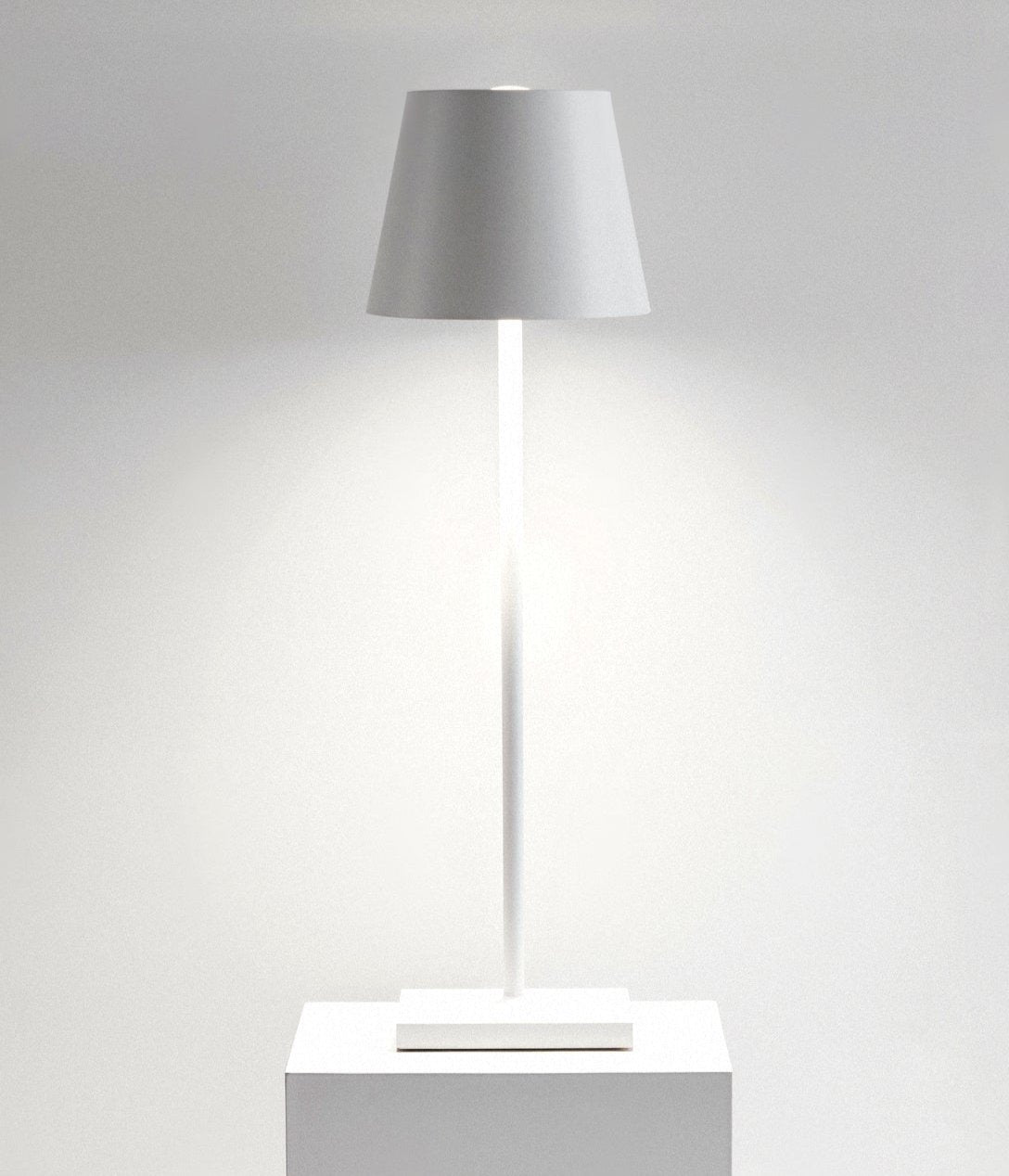 Minimalistische Hohe Tischlampe mit Warmem LED Licht
