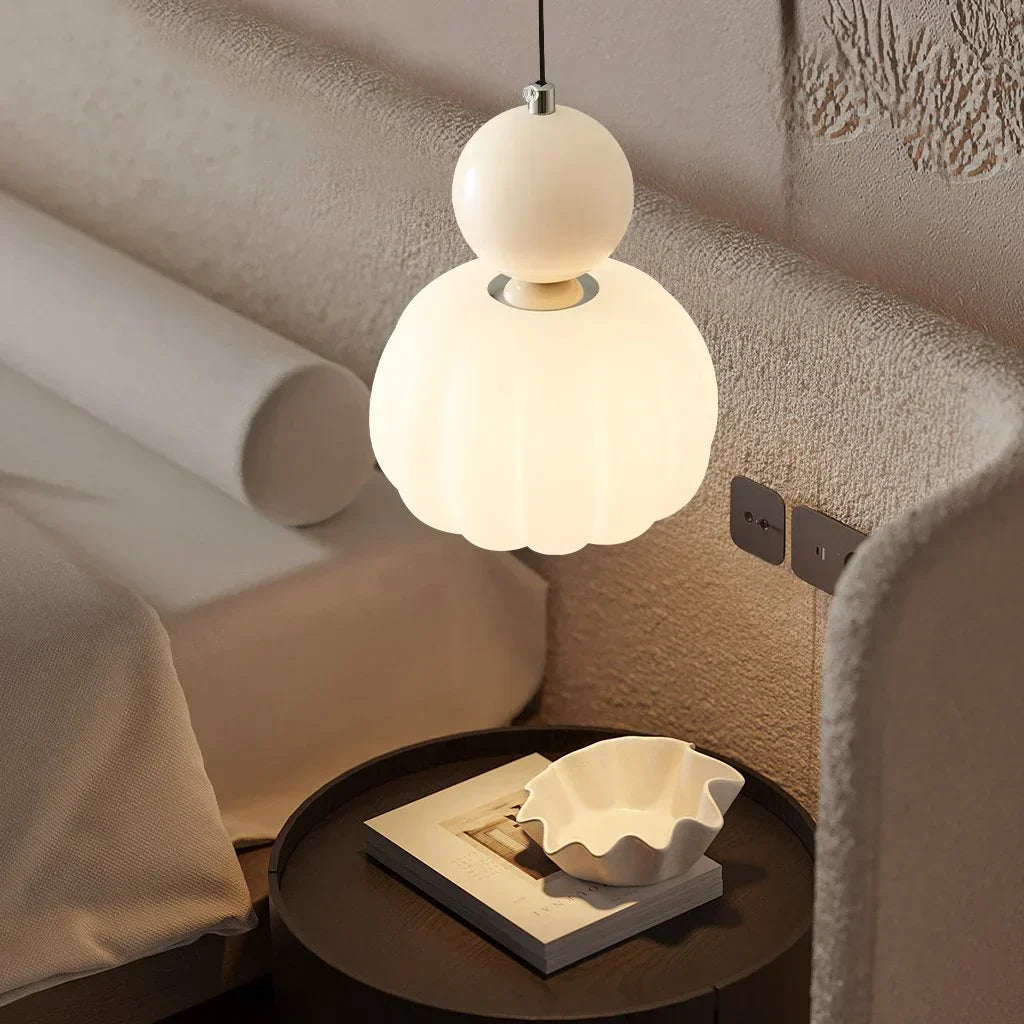Elegante Pendelleuchte im cremefarbenen Art Deco Stil