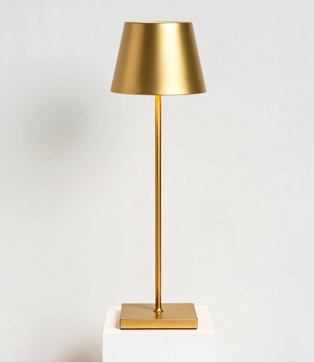 Minimalistische Hohe Tischlampe mit Warmem LED Licht