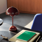 Stilvolle LED-Lampe mit modernem Design und warmem Licht