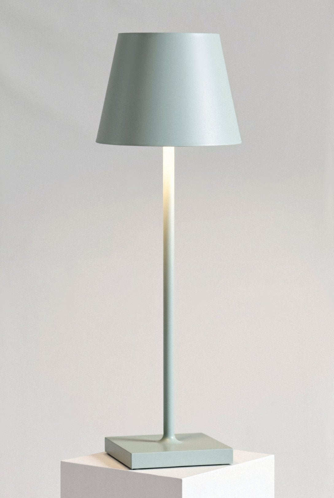 Minimalistische Hohe Tischlampe mit Warmem LED Licht
