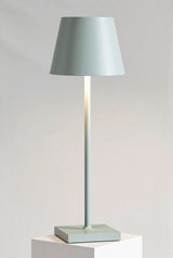 Minimalistische Hohe Tischlampe mit Warmem LED Licht