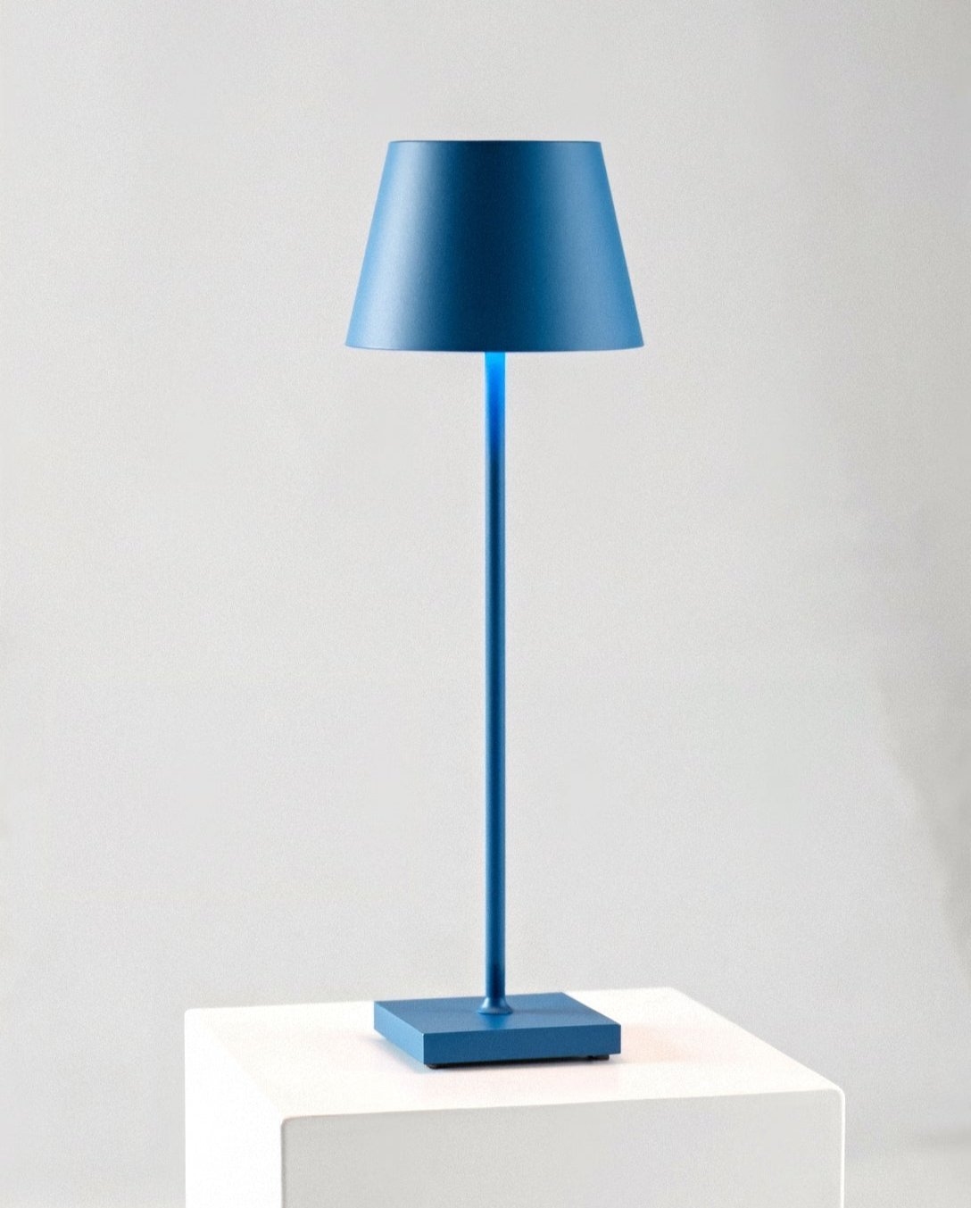 Minimalistische Hohe Tischlampe mit Warmem LED Licht