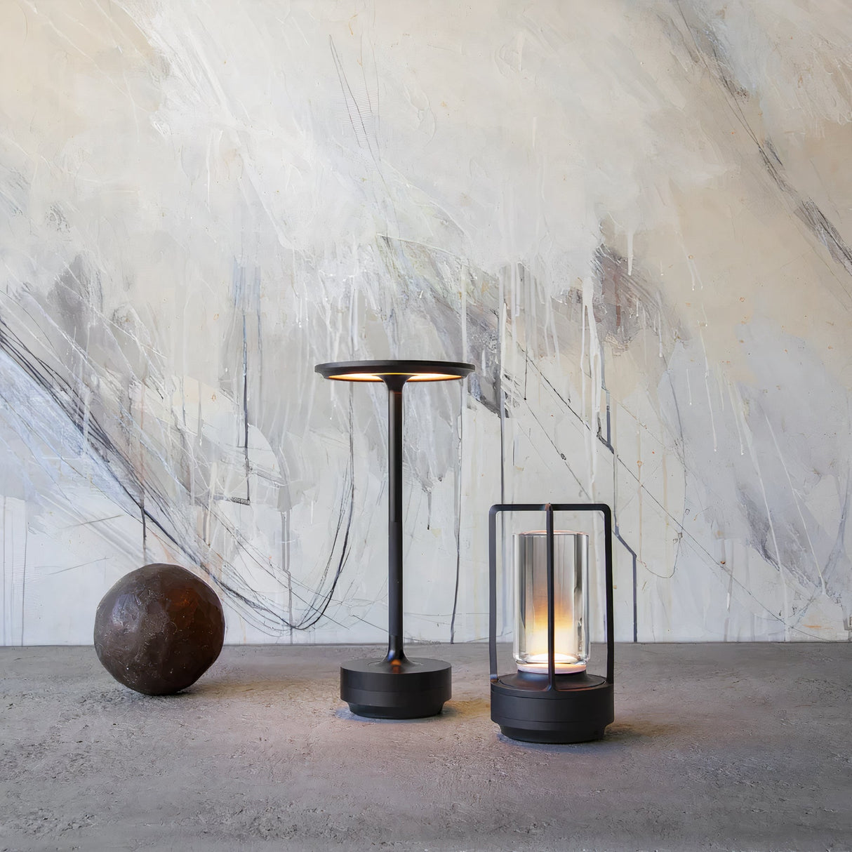 Minimalistische Tischlampe mit Warmem Licht und Elegantem Design
