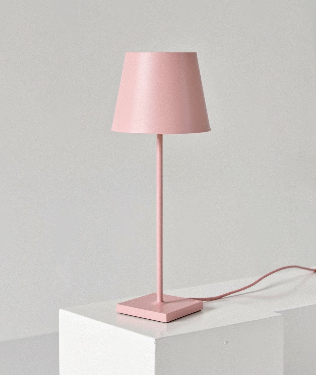 Minimalistische Hohe Tischlampe mit Warmem LED Licht