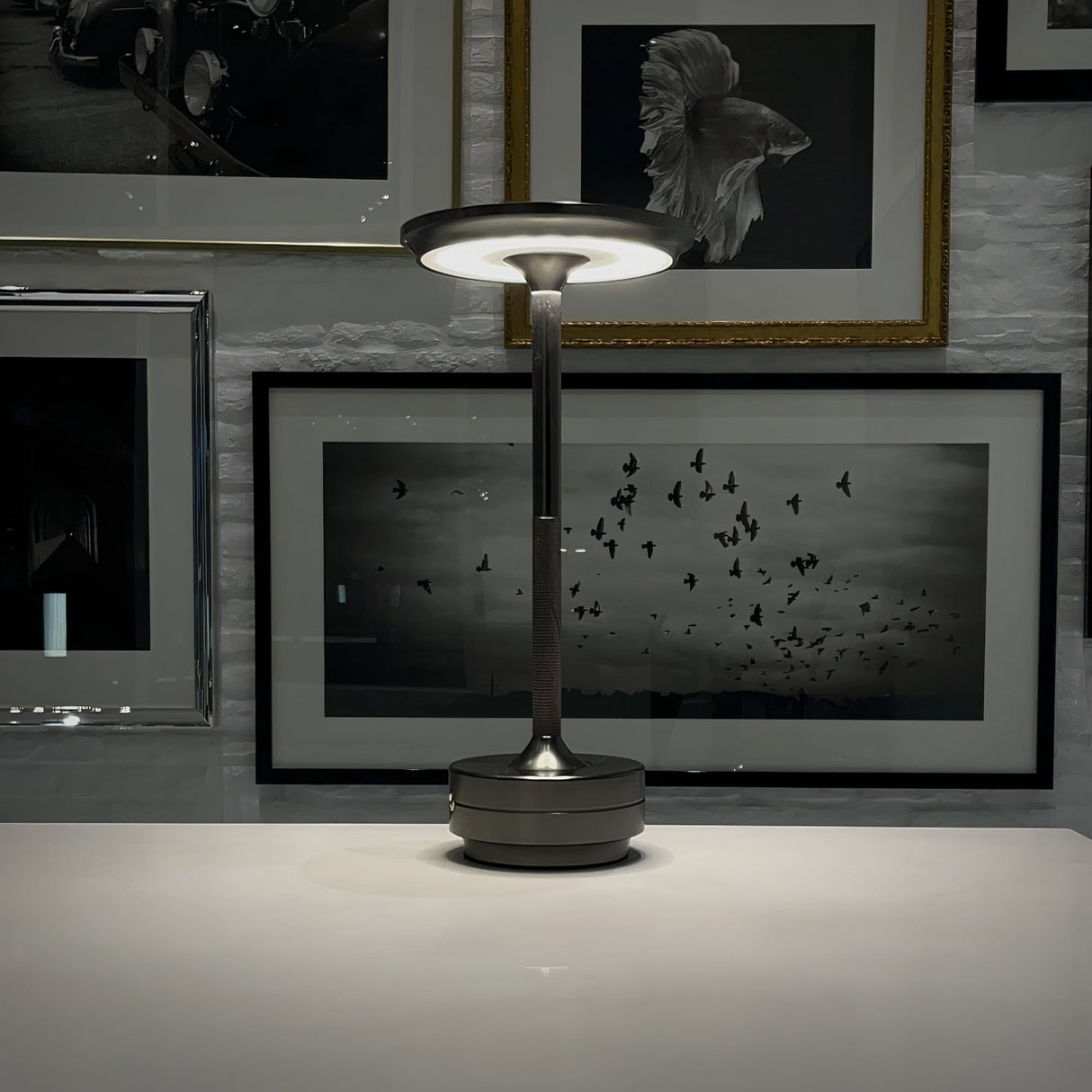 Minimalistische Tischlampe mit Warmem Licht und Elegantem Design