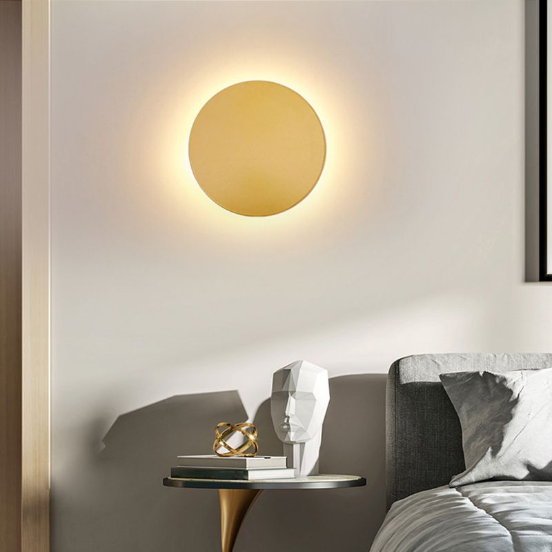 Moderne Runde LED-Wandleuchte mit Metall-Finish