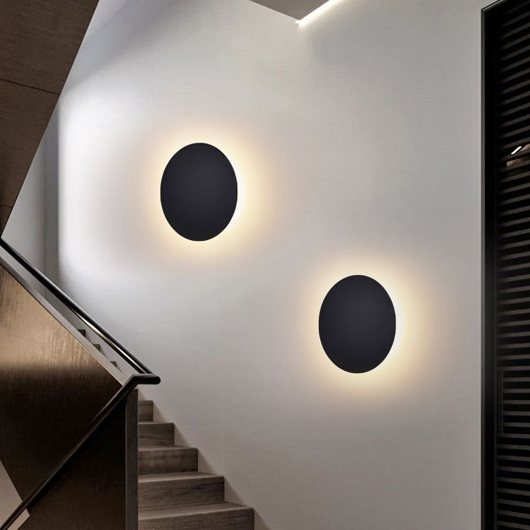 Moderne Runde LED-Wandleuchte mit Metall-Finish