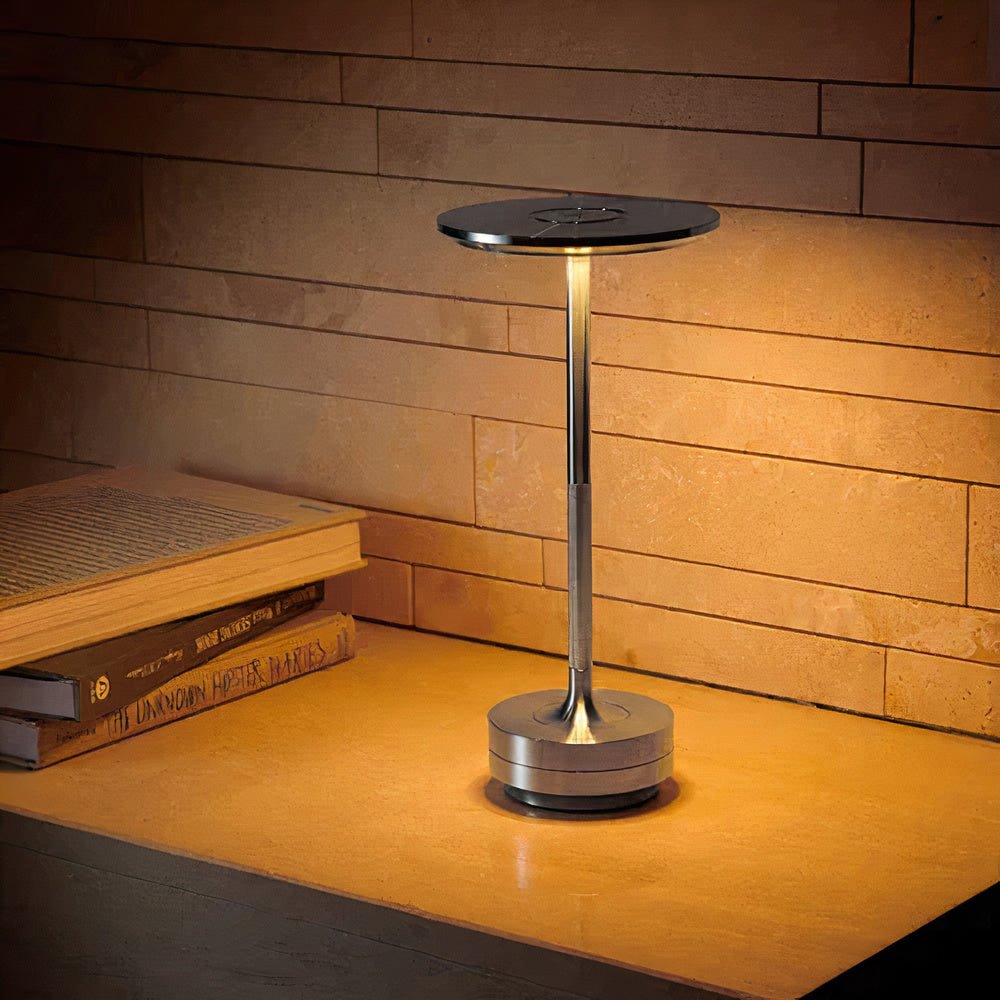 Minimalistische Tischlampe mit Warmem Licht und Elegantem Design
