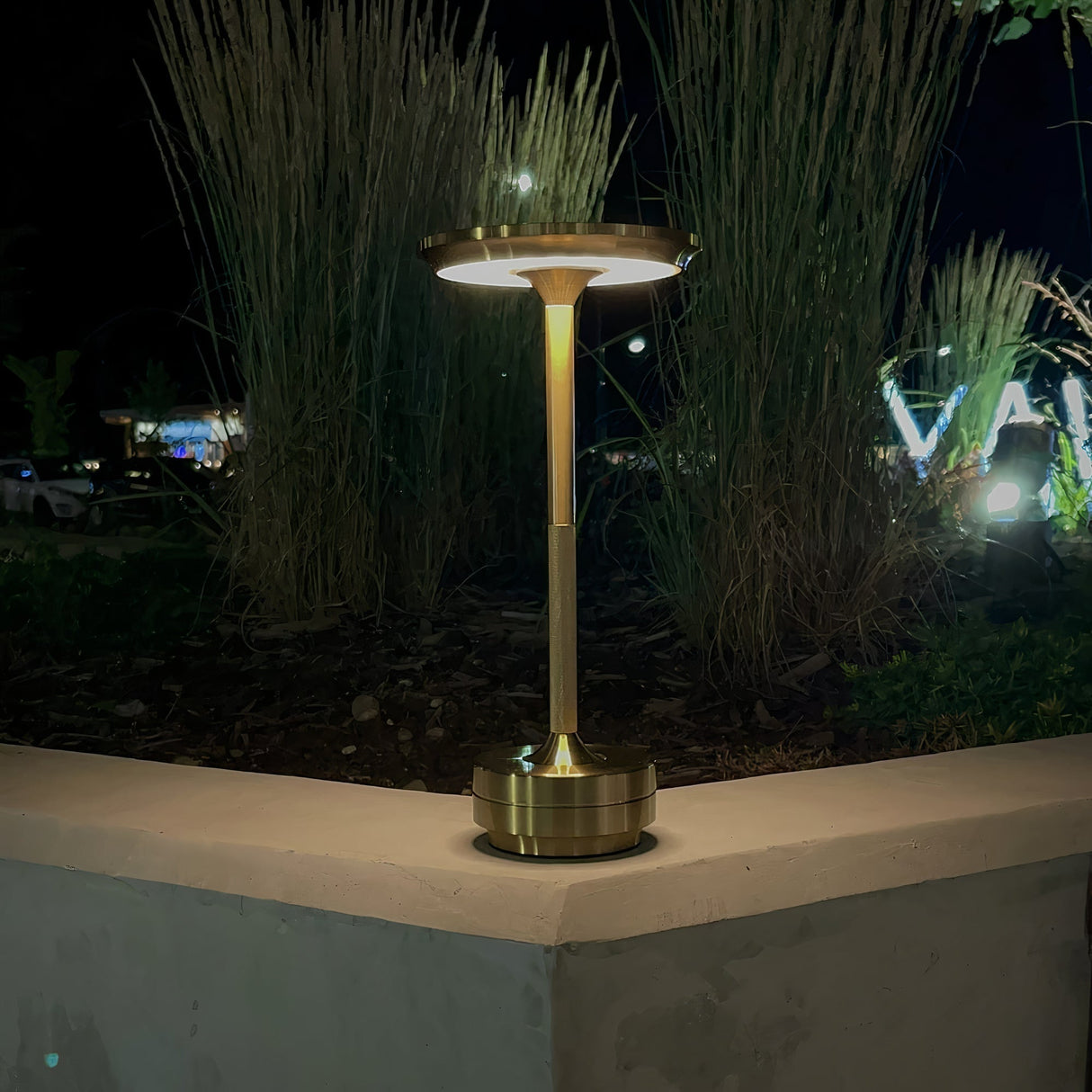 Minimalistische Tischlampe mit Warmem Licht und Elegantem Design
