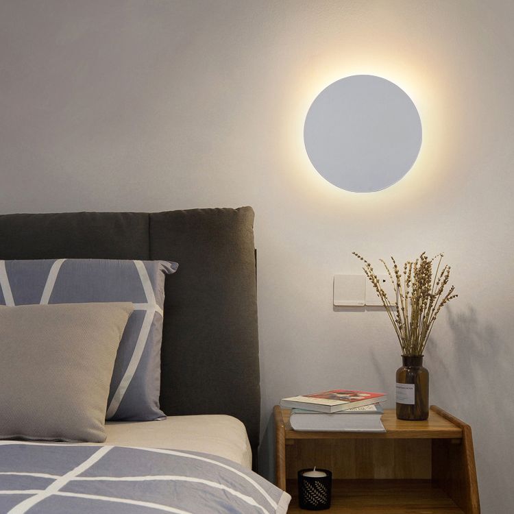 Moderne Runde LED-Wandleuchte mit Metall-Finish