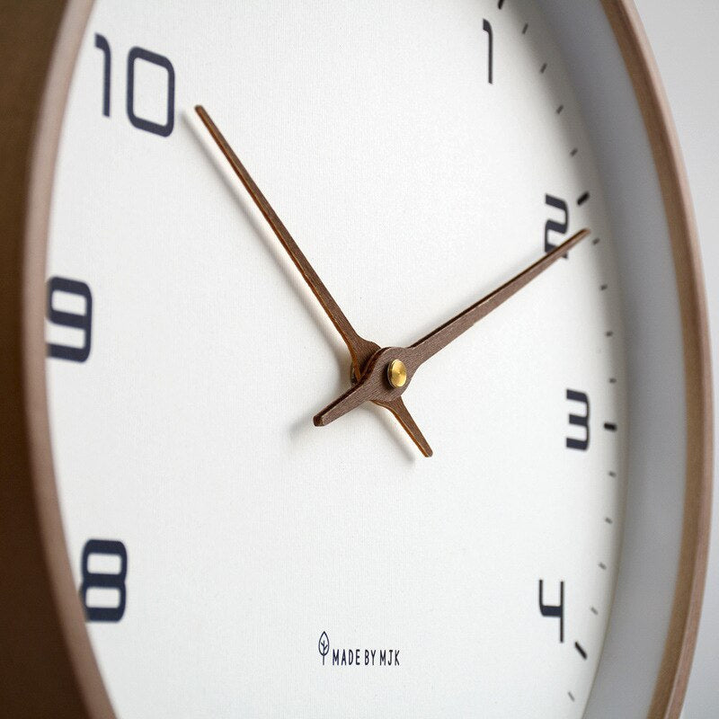 Skandinavische Holz-Wanduhr - Minimalistisches Design