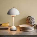 Stilvolle LED-Lampe mit modernem Design und warmem Licht