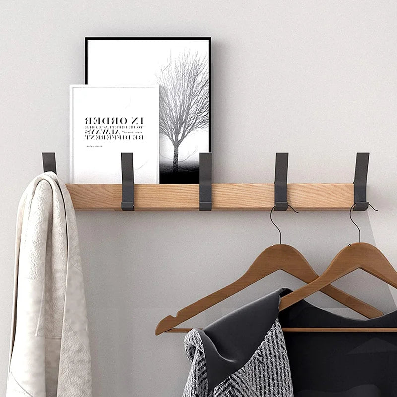 Wandgarderobe – Verstellbare Haken – Schwarz – Skandinavisches Design – Für Flur und Schlafzimmer – Holz und Aluminium – Maße 40 x 7 x 7 cm