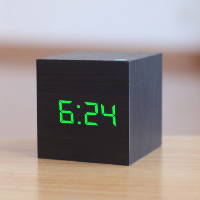 Digitale LED Uhr mit Temperatur- und Datumsanzeige