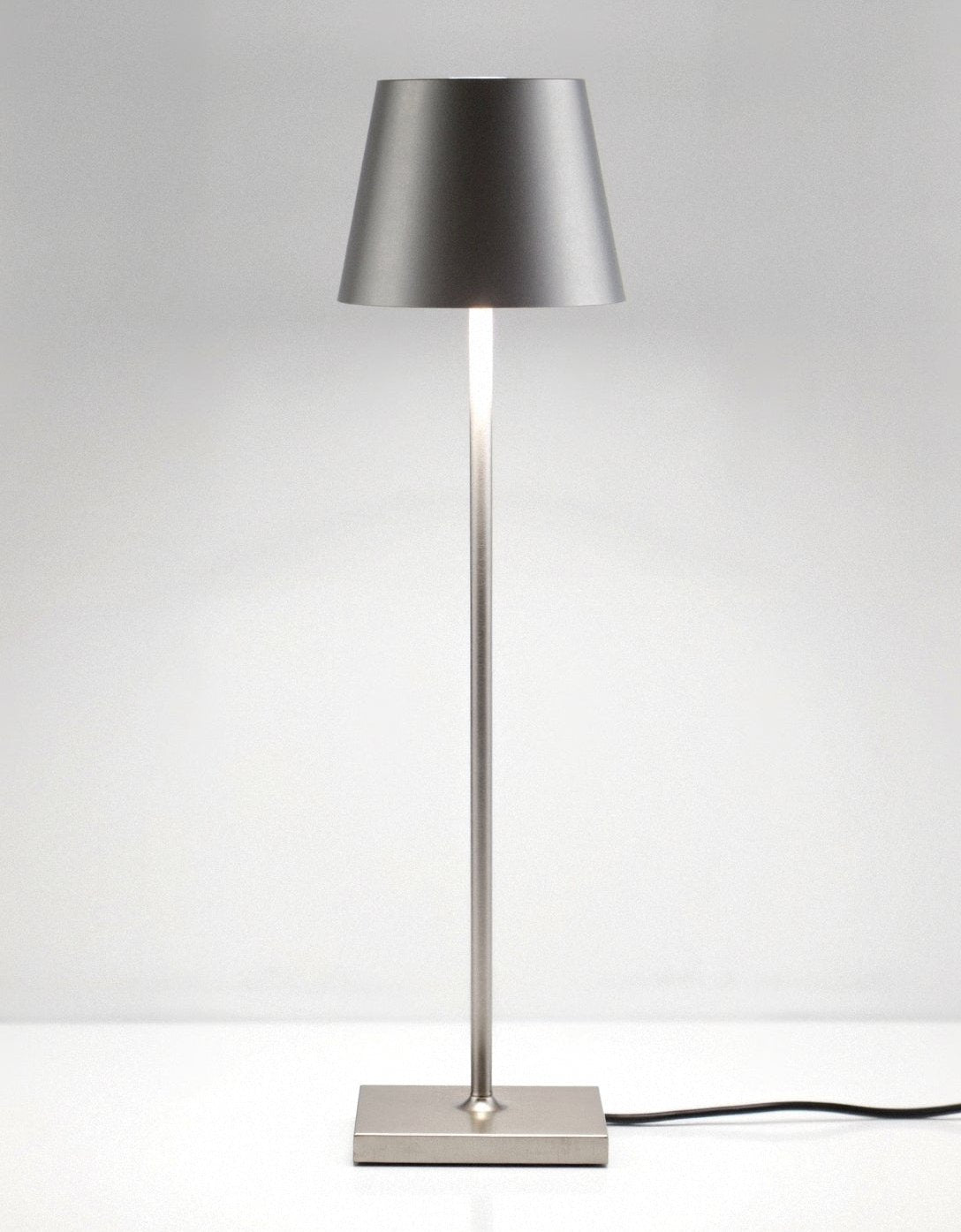 Minimalistische Hohe Tischlampe mit Warmem LED Licht