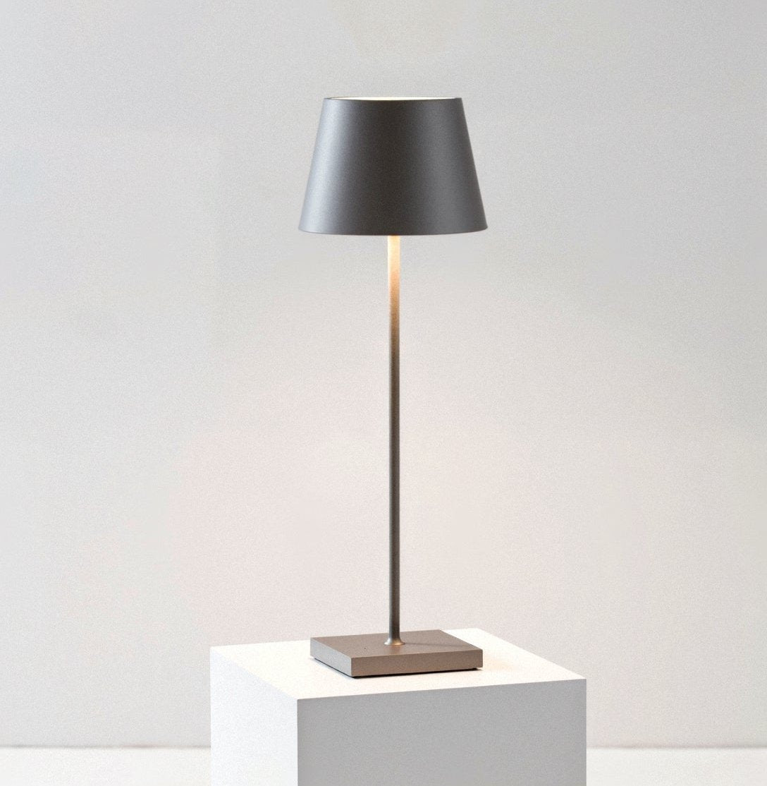 Minimalistische Hohe Tischlampe mit Warmem LED Licht