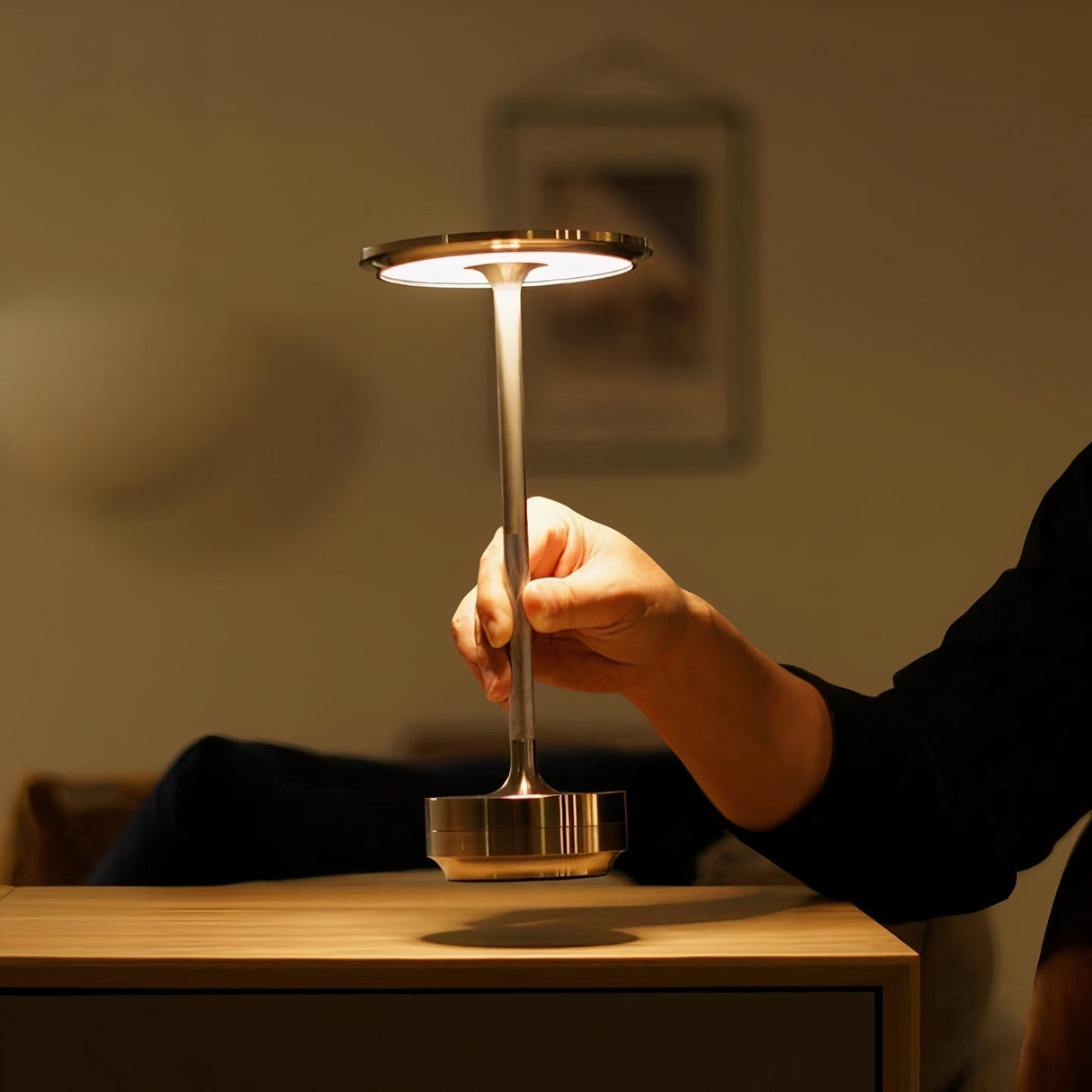 Minimalistische Tischlampe mit Warmem Licht und Elegantem Design